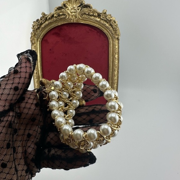 Vintage Luxury Honeybee Gold White Pearl Linked Bracelet - Picture 13 of 14